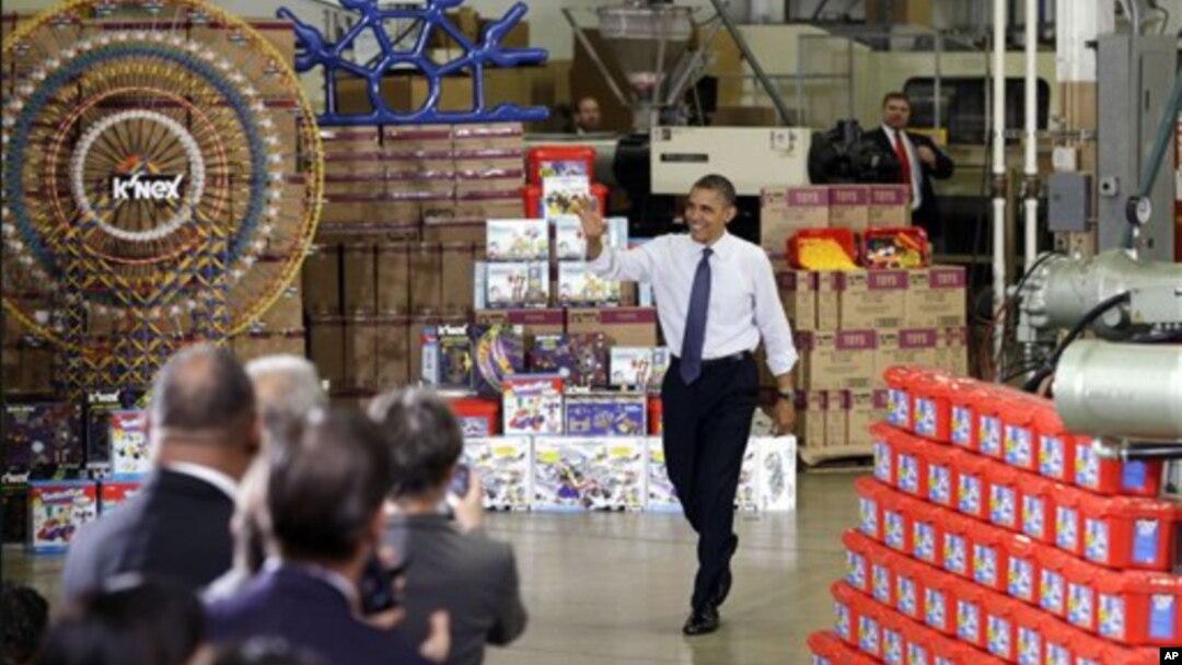 Tổng thống Obama tại nhà máy sản xuất đồ chơi The Rodon Group để thuyết phục nước Mỹ ủng hộ sách lược tránh cắt giảm chi tiêu 600 tỉ đô la cùng việc tăng thuế. (AP Photo/Matt Slocum)