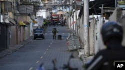 La policía realiza una explosión controlada de un vehículo sospechoso, estacionado a una cuadra de la prisión El Inca, en Quito, Ecuador, el miércoles 10 de enero de 2024.