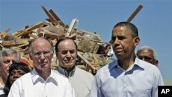 Shugaba Barack Obama tare da gwamnan Alabama, Robert Bentley (hagu) da sanata Richard Shelby daga Jihar ta Alabama a lokacin da suka ziyarci gine-ginen da guguwa ta tafi da su a garin Tuscaloosa, Jumma'a 29 Afrilu, 2011