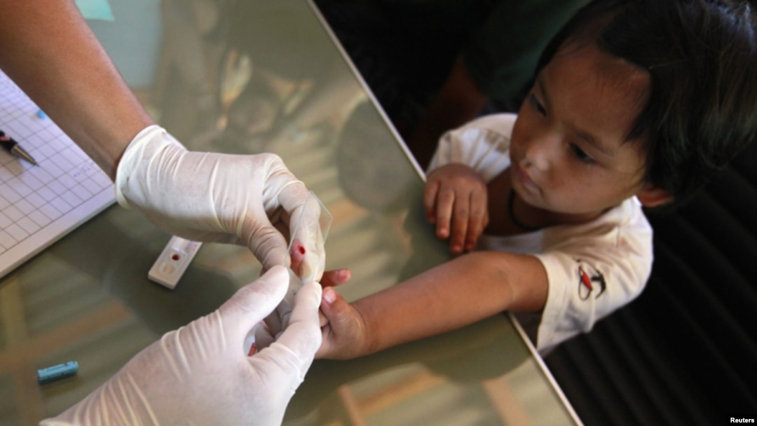 Meow, 6, dari Myanmar sedang dites untuk memastikan malaria yang ia idap sebelumnya sudah hilang dari tubuhnya. (Foto: Dok)