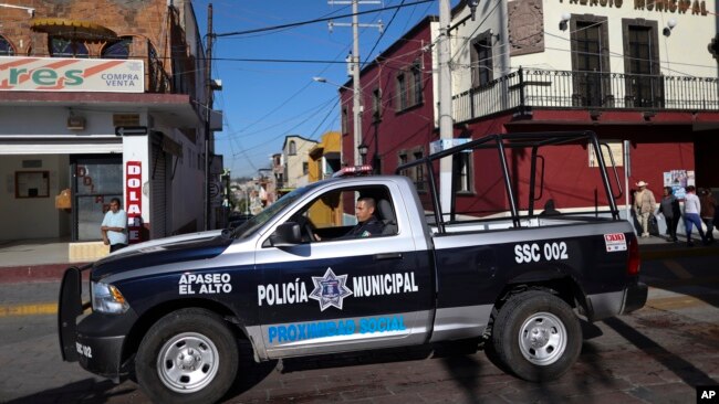 En esta fotografía de archivo del 10 de febrero de 2020, un policía pasa por el ayuntamiento en Apaseo El Alto, estado de Guanajuato, México. El país lleva años envuelto en altos niveles de violencia.