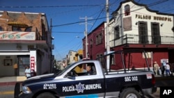 ARCHIVO - En esta fotografía de archivo del 10 de febrero de 2020, un policía pasa por el ayuntamiento en Apaseo El Alto, estado de Guanajuato, México.