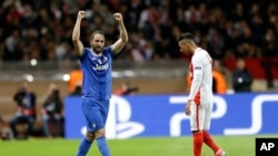 Gonzalo Higuain de la Juventus, à gauche, jubile après avoir marqué un but au cours du match de demi-finale de la Ligue des champions contre Monaco au stade Louis II à Monaco, le 3 mai 2017.