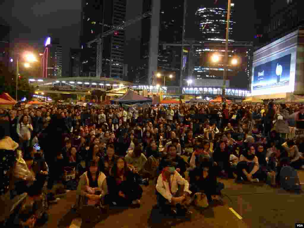 清场倒数第二晚，到金钟占领区参与集会的香港市民增加