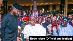 De g. à dr.: le vice président du Nigeria, Yemi Osinbajo, le président Muhammadu Buhari et Bola Tinubu.