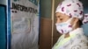 "Dios, que todo salga bien!": personal sanitario fatigado por la pandemia 