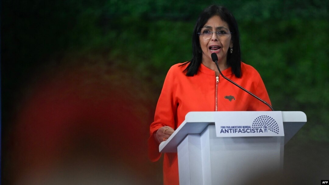 La vicepresidenta venezolana Delcy Rodríguez habla durante el foro parlamentario global contra el fascismo, en Caracas, el 5 de noviembre de 2024. (AFP)