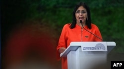 La vicepresidenta venezolana Delcy Rodríguez habla durante el foro parlamentario global contra el fascismo, en Caracas, el 5 de noviembre de 2024. (AFP)