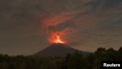 Una erupción del volcán Popocatépetl vista desde San Nicolás de los Ranchos, en el estado de Puebla, México, el 23 de mayo de 2023.