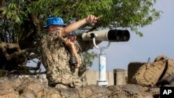 Un soldado de la ONU observa el paso en Quneitra en la frontera entre Siria e Israel, donde fueron secuestrados 45 cascos azules.