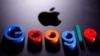 ARCHIVO: En esta ilustración tomada el 12 de abril de 2020, se coloca un logotipo de Google impreso en 3D en una Macbook de Apple.