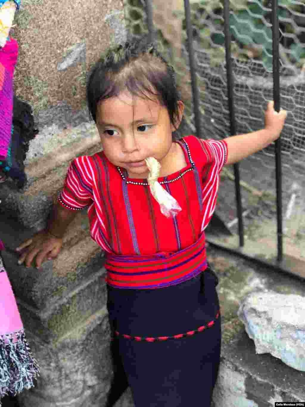 Una niña indígena en Antigua, Guatemala