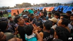 Warga Nepal korban gempa mendirikan tenda-tenda di ibukota Kathmandu (26/4).