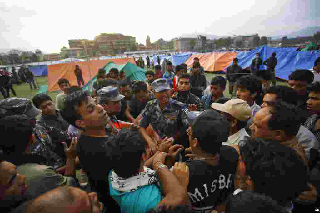 پولیس نیپال برای کسانیکه در زلزلۀ شدید خانه های شان ویران شده است، خیمه و لوازم ضروری را توزیع می کند