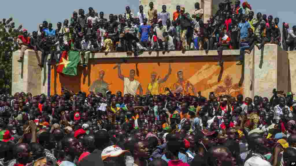 Des manifestants réunis sur la place de la Révolution à Ouagadougou, 31 octobre 2014. (AP Photo/Theo Renaut).