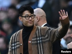 Tottenham Hotspur's Son Heung-min waves to the fans before the match on November 12, 2022. (REUTERS/Dylan Martinez)