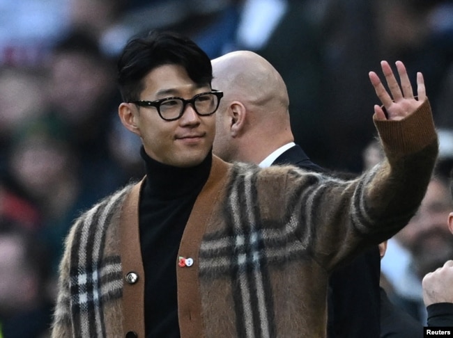 Tottenham Hotspur's Son Heung-min waves to the fans before the match on November 12, 2022. (REUTERS/Dylan Martinez)