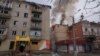 Bangunan yang rusak akibat serangan militer Rusia, di tengah serangan mereka ke Ukraina, di kota garis depan Bakhmut, di wilayah Donetsk, Ukraina 27 Februari 2023. (Foto: REUTERS/Alex Babenko)