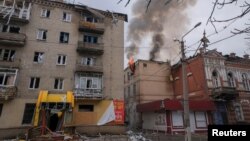 Bangunan yang rusak akibat serangan militer Rusia, di tengah serangan mereka ke Ukraina, di kota garis depan Bakhmut, di wilayah Donetsk, Ukraina 27 Februari 2023. (Foto: REUTERS/Alex Babenko)