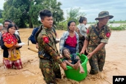 Personel militer membantu warga terkena dampak banjir di Pyinmana, wilayah Naypyidaw, Myanmar, pada 13 September 2024. (Foto: AFP)