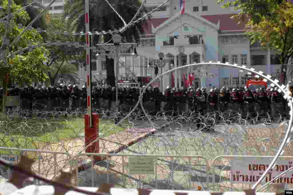 Polisi berbaris untuk mencegah para demonstran merangsek ke markas mereka di Bangkok. (VOA/Steve Herman)