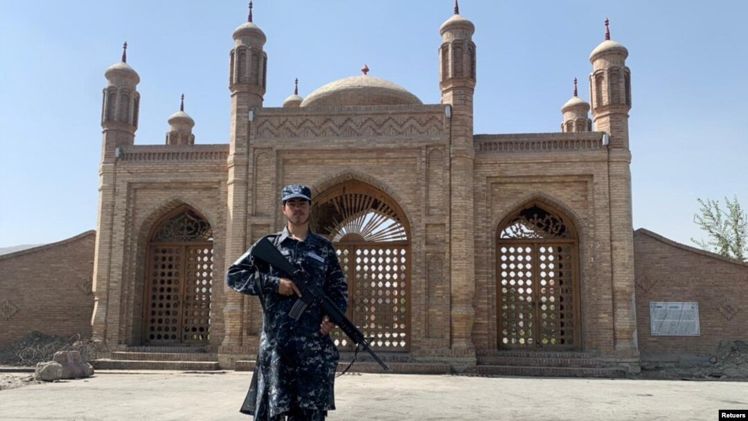 Một thành viên Taliban đứng trước nơi xảy ra vụ nổ ngày hôm trước 3/10/2021 ở Kabul, Afghanistan.