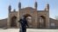 Một thành viên Taliban đứng trước nơi xảy ra vụ nổ ngày hôm trước 3/10/2021 ở Kabul, Afghanistan.