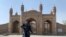 Seorang anggota pasukan Taliban berjaga di dekat lokasi ledakan di Kabul, Afghanistan, 4 Oktober 2021. (REUTERS/Staff)
