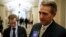 FILE - USenator Jeff Flake (R-AZ) ukhuluma lentathelizindaba esigodlweni seMelika eCapitol Hill eWashington DC, Jan. 22, 2018.