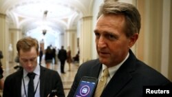 Senator Jeff Flake berbicara kepada media di gedung Capitol, Washington DC. 