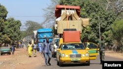 ພວກລົດລຽນກັນເປັນແຖວ ຢູ່ທີ່ດ່ານກວດຄົນເຂົ້າເມືອງ Selekiຂອງປະເທດ Senegal, ຢູ່ທີ່ຊາຍແດນຕິດກັບປະເທດແກມເບຍ, ວັນທີ 17 ມັງກອນ 2017.