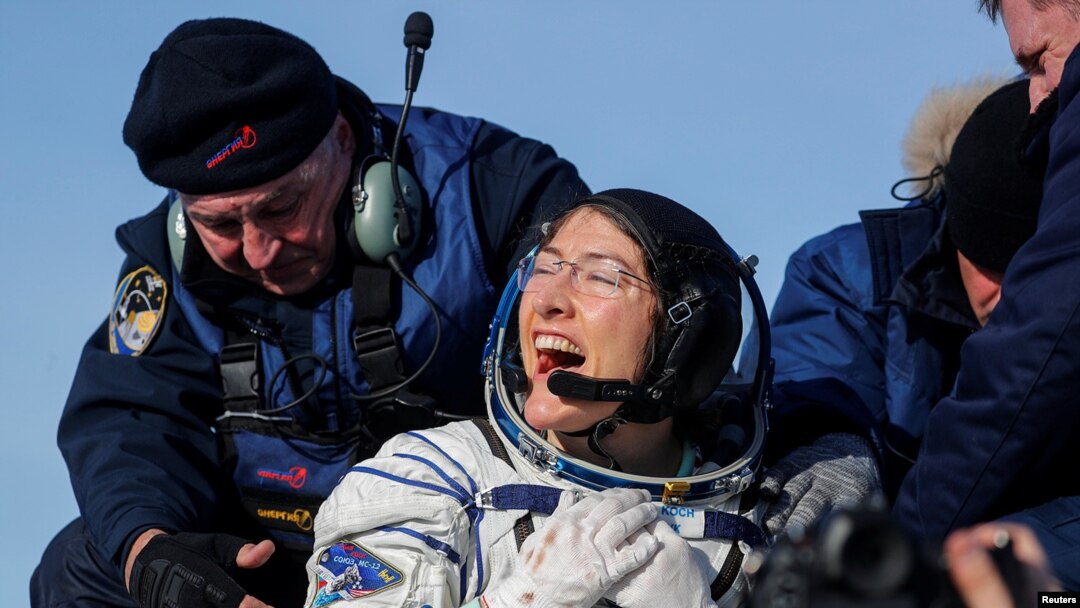 Astronot NASA, Christina Koch, sesaat pasca pendaratan di kawasan selatan Zhezkazgan di Karaganda, Kazakhstan, 6 Februari 2020. (Foto: Sergei Ilnitsky/Pool via REUTERS)