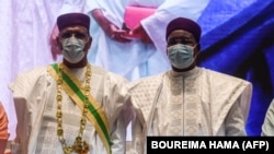 Le nouveau président du Niger, Mohamed Bazoum (à g.), et son prédécesseur, Mahamadou Issoufou, lors de son investiture à Niamey, le 2 avril 2021.