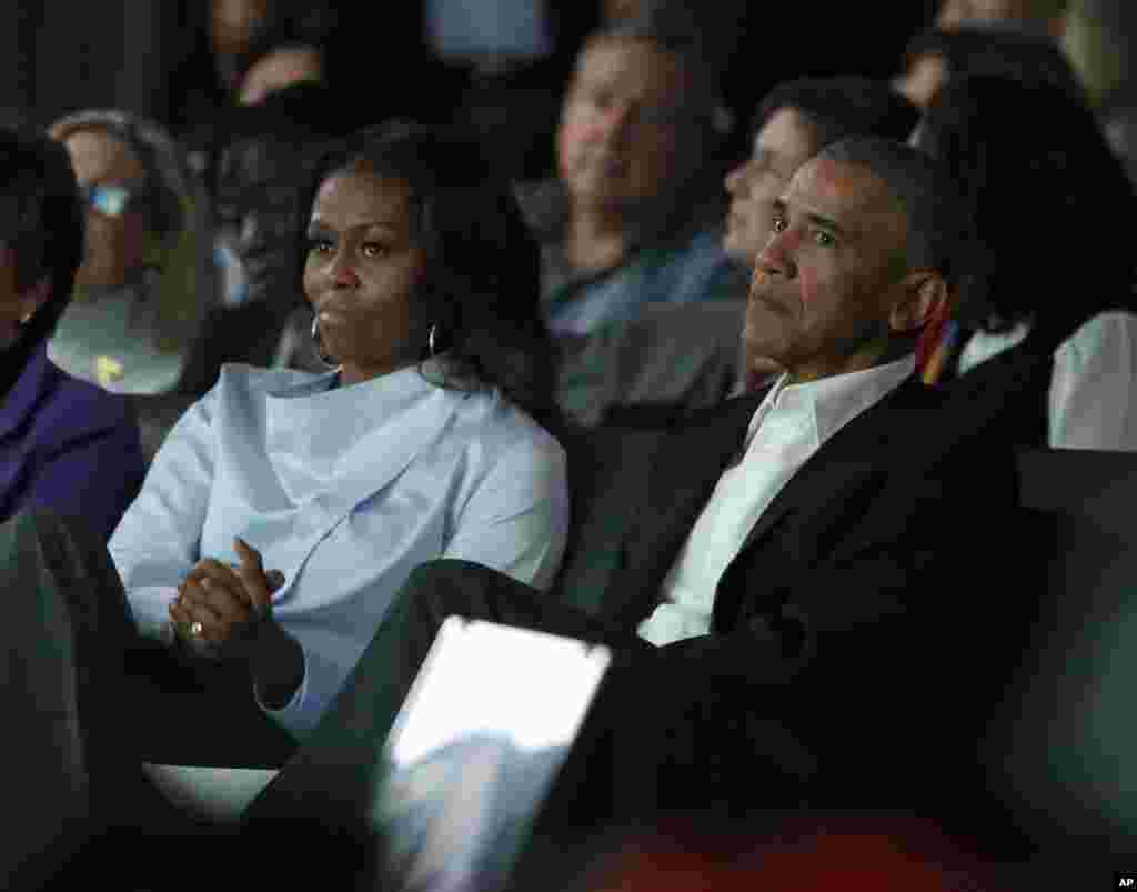 Barack Obama, à droite, et l&#39;ancienne Première dame Michelle Obama suivent un intervenant lors de la première session du Sommet de la Fondation Obama, Chicago, 31 octobre 2017.