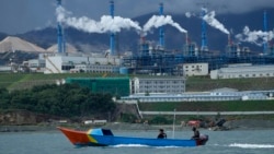 Perahu warga tampak melintasi perairan di dekat kawasan industri Weda Bay di Halmahera tengah, Maluku Utara, pada 8 Juni 2024. (Foto: AP/Achmad Ibrahim)