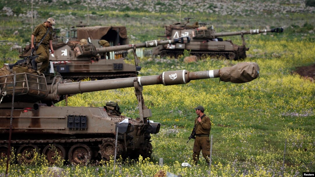 Tentara Israel siaga di dekat kota Katzrin, Dataran Tinggi Golan (19/3).