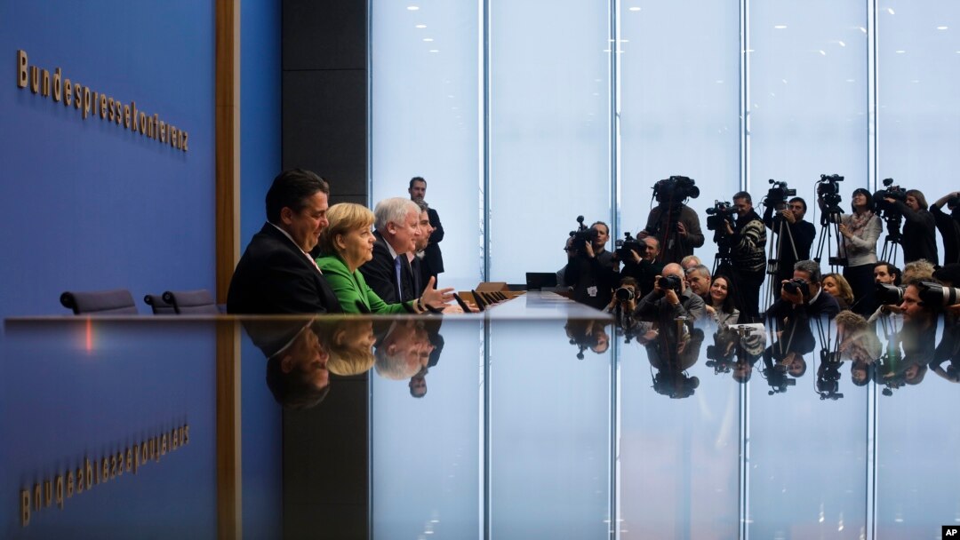 Predsednik SDP-a Sigmar Gabrijel, kancelarka i predsednica CDU Angela Merkel, i predsednik Hrišćansko-socijalne unije Horst Sihofer na konferenciji za novinare. 