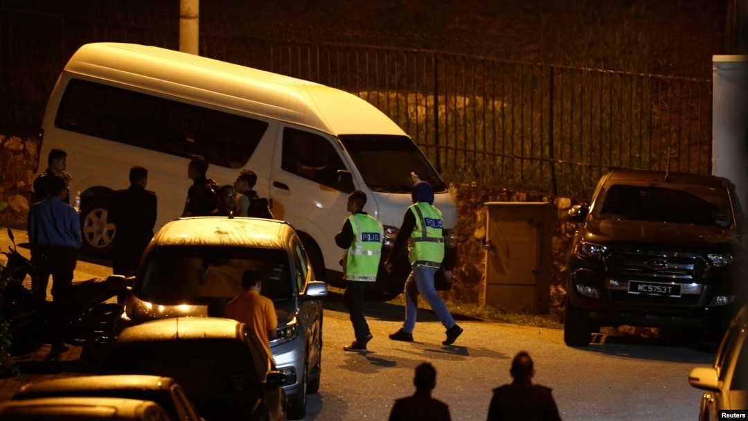 Polisi tiba di kediaman mantan Perdana Menteri Malaysia Najib Razak di Kuala Lumpur, Malaysia, 16 Mei 2018. 