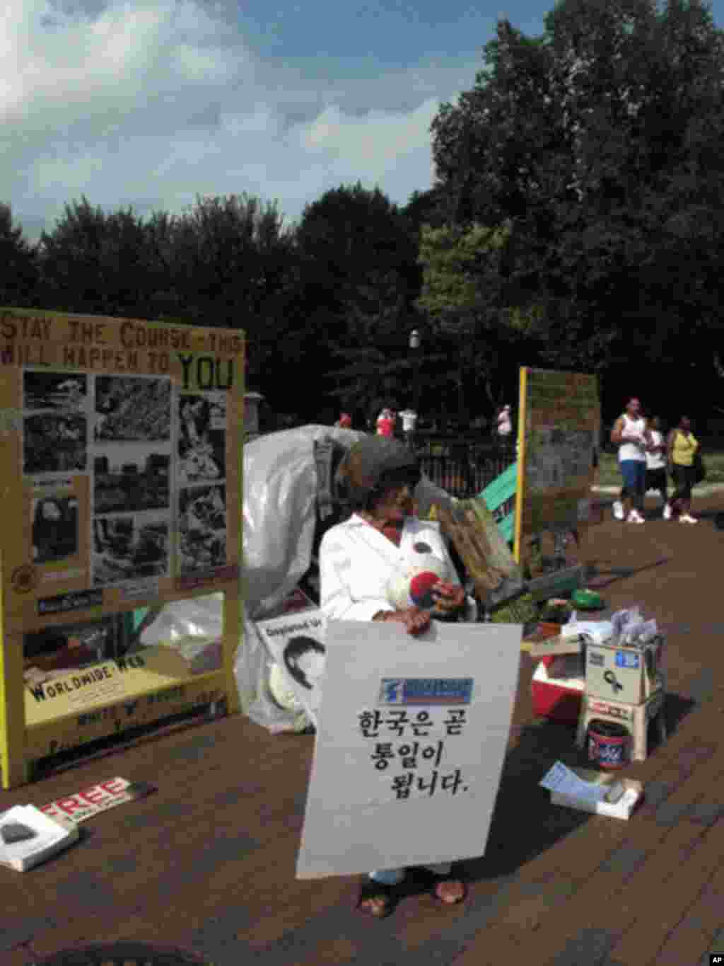 백악관 앞 터주대감 미국인 노인