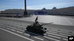 Un tanque T-34 de la era soviética desila por la Plaza Roja de Moscú duurante la conmemoración del Día de la Victoria en Rusia el 9 de mayo de 2023.