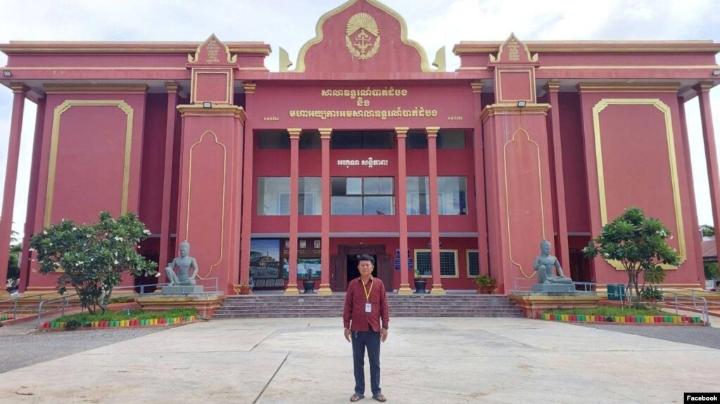 អ្នកកាសែត​ឈ្មោះ អ៊ុង ថាប់រាំង ឈរ​នៅមុខ​សាលាឧទ្ធរណ៍​បាត់ដំបង កាលពី​ថ្ងៃទី១ ខែសីហា ឆ្នាំ២០២៤។ (FACEBOOK / LICADHO / លីកាដូ)