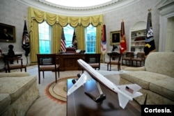 Vista ampliada de la Oficina Oval con los cambios realizados poco después de la investidura del presidente Donald Trump. Foto compartida por el equipo de prensa de La Casa Blanca de material publicado por The Wall Street Journal. 