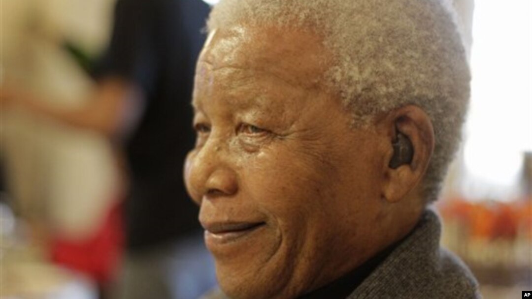Nelson Mandela tersenyum ke arah jemaat gereja di Soweto pada hari ulang tahunnya tahun lalu (foto: dok). 