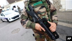 Un soldat français assure la sécurité après un attentat à Saint-Etienne-du-Rouvray, en Normandie, 26 juillet 2016. 