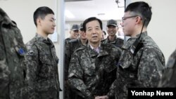 한민구 한국 국방부 장관이 27일 설 연휴를 맞아 수도권 영공 방어의 핵심부대인 패트리엇 포대를 방문해 군사대비 태세를 점검하고 장병들을 격려하고 있다. 