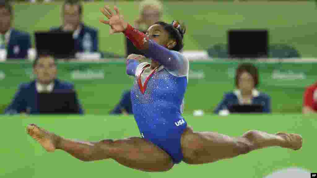 Simone Biles dans les airs lors de la competition,&nbsp;à Rio, le 16 août 2016.