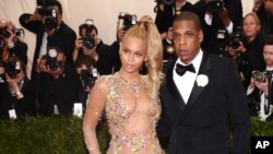 Beyonce dan suaminya Jay-Z dalam sebuah acara di New York. 