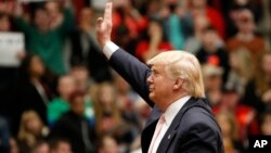 Donald Trump melambai kepada para pendukungnya pada kampanye di Radford University, Radford, Virginia sehari sebelum 'Super Tuesday', Senin (29/2).