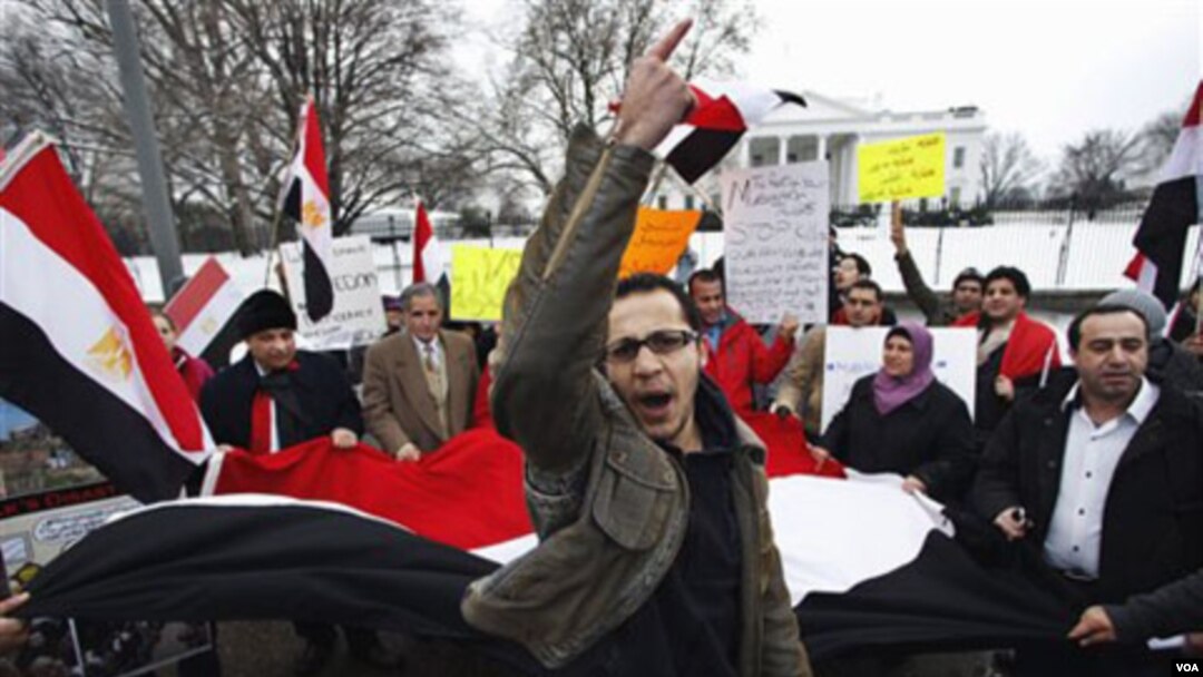 Para demonstran di Washington DC unjuk rasa di depan Gedung Putih untuk mendukung rakyat Mesir, Sabtu (29/1).