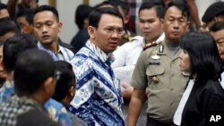 Gubernur DKI Jakarta Basuki Tjahaya Purnama alias Ahok berbicara kepada tim pengacaranya, setelah dijatuhkannya vonis hukuman penjara dua tahun oleh Pengadilan Negeri Jakarta Utara hari Selasa (9/5). 